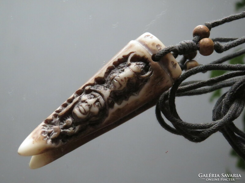 Törzsi jellegű faragott csont? Medál fa gyöngyökkel díszített szíjon.