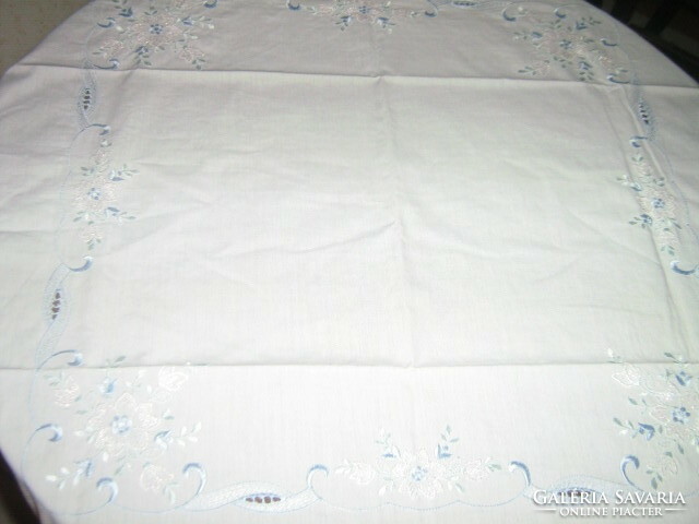 Beautiful madeira lacy edged tablecloth centerpiece