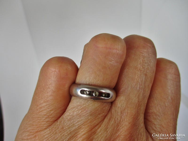 Nice little silver ring with white stones