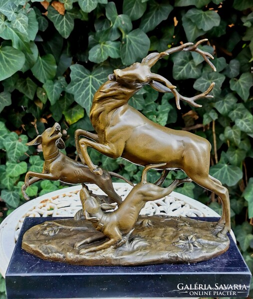 Szarvasra támadó vadász kutyák - Tekintélyes bronz szobor műalkotás