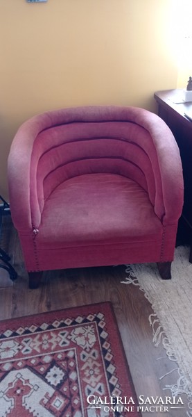 Horseshoe-shaped armchair