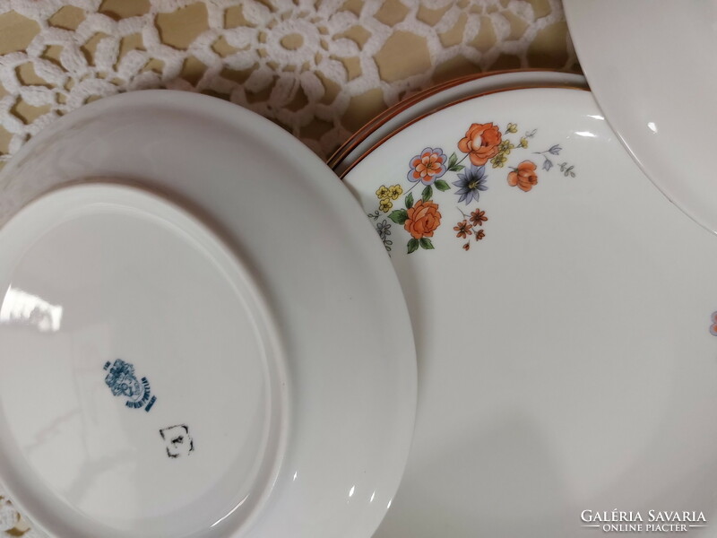 Alföldi porcelán, kisvirágos, rózsás süteményes tányérok arany széllel