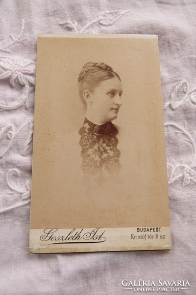 Antik magyar szépia CDV/vizitkártya/keményhátú fotó fiatal nő portréja Goszleth Budapest 1900 körül