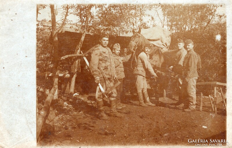 Katona csoportkép, lovak, felszerelés kis nyomódási lyuk rajta képeslap méret
