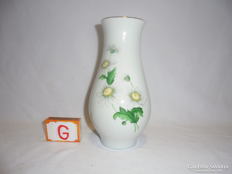 Porcelain vase with Marguerite pattern 
