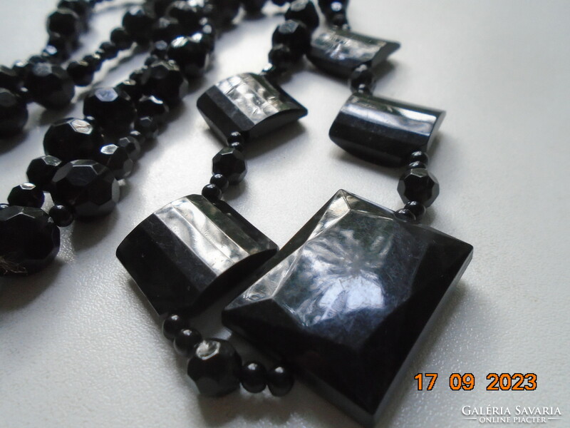 Látványos nyakék fazettált fekete gyöngyökből 4+1 fazettált fekete  medállal