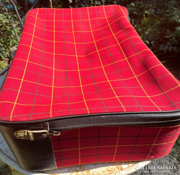 Piros szövet kockás, oldalt fekete cipzáras régi vintage Bőrönd, retro koffer – karácsonyi dekoráció