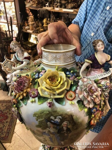 Alt Wien porcelán váza, kézzel festett , XIX. század eleje, 50 cm-es magasságú.