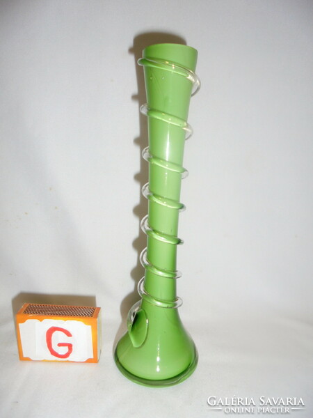 Régi zöld üveg váza körben csavart díszítéssel