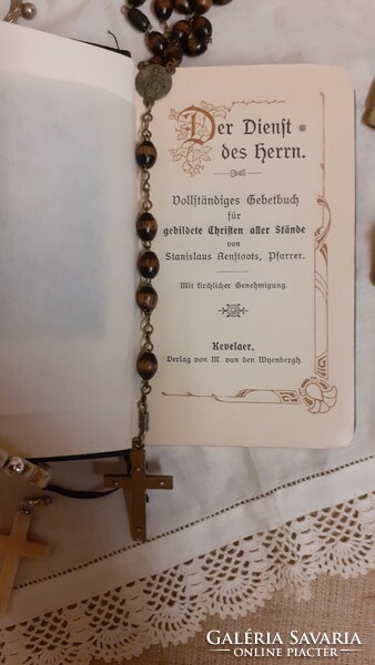 Régi német papi hagyaték arany lapszélű imakönyv 1985-bőla képen látható tárgyakkal