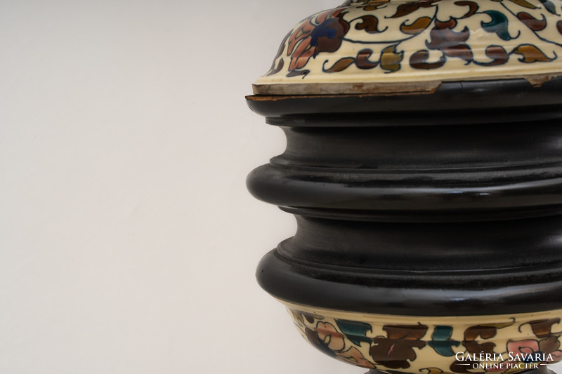 Historizing pedestal with ceramic inserts
