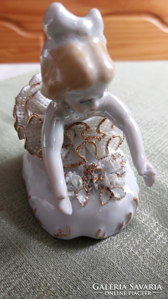 Virág szedő tüllszoknyás porcelán hölgy