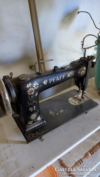 Antik Pfaff varrógép test