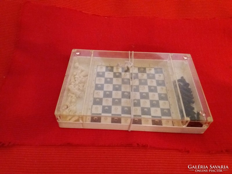 Régi minőségi utazó mini sakk készlet nagyon szép kidolgozású figurákkal a képek szerint