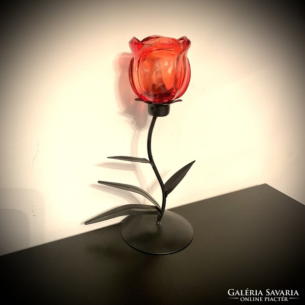 Régi kovácsolt vas gyertyatartó a 80-as évekből üveg rózsa kehellyel mécsestartó asztaldísz virág