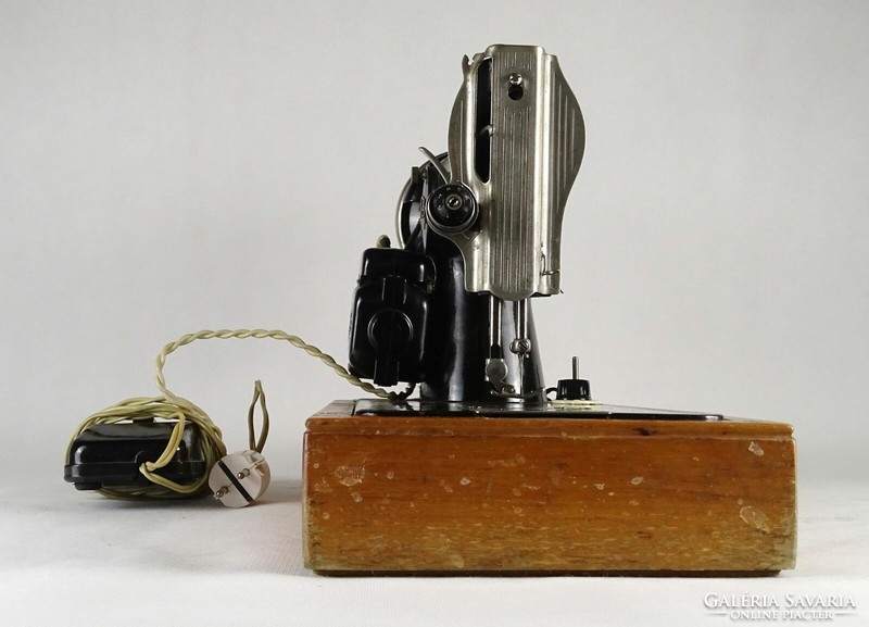 1O321 Old Portable Electric Sewing Machine
