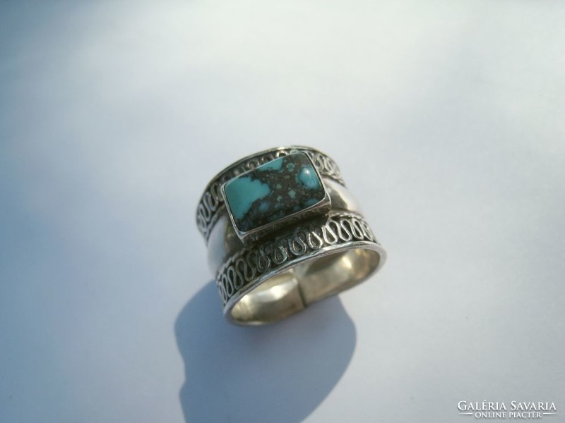 Széles ezüst gyűrű türkiz kővel
