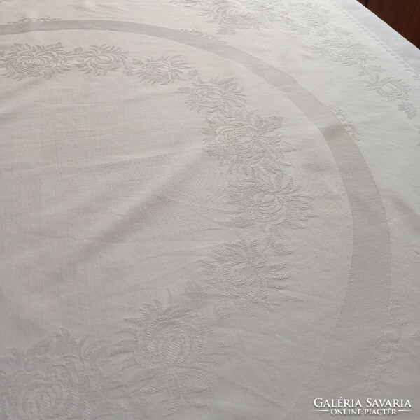 White, thick, damask tablecloth, 150 x 130 cm