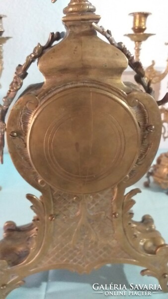 Francia, barokk stílusú bronz kandallóóra két gyertyatartóval eladó
