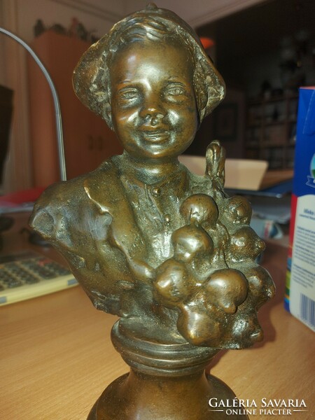 Bájos gyermek, bronz szobor, 25 cm magas, szignós