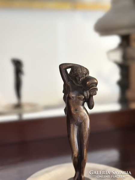 Gyönyörű bronz nő kancsóval szobor márvány alapon
