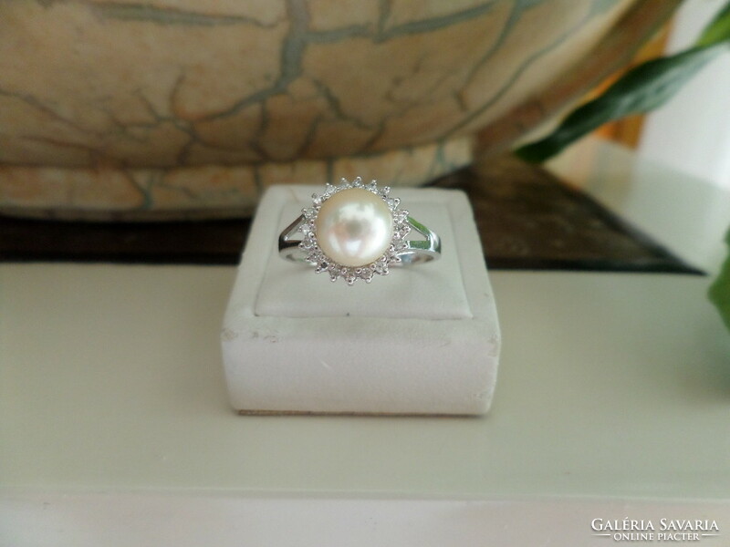 White gold ring with akoya pearl and brilles