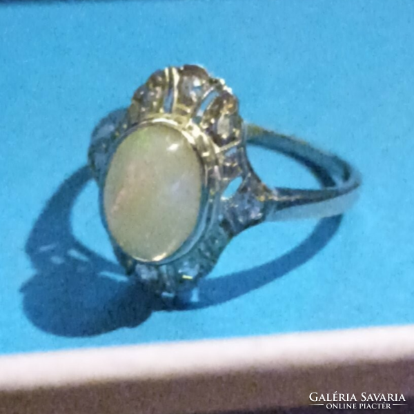 Gold ring with opal stones, sparkling with brilliants in the circle