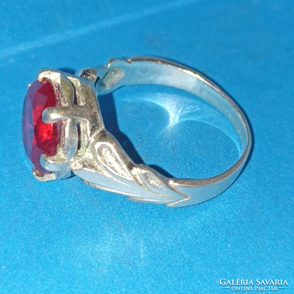 Fehérarany gyűrű  amiben szép rubinszínű kő van.