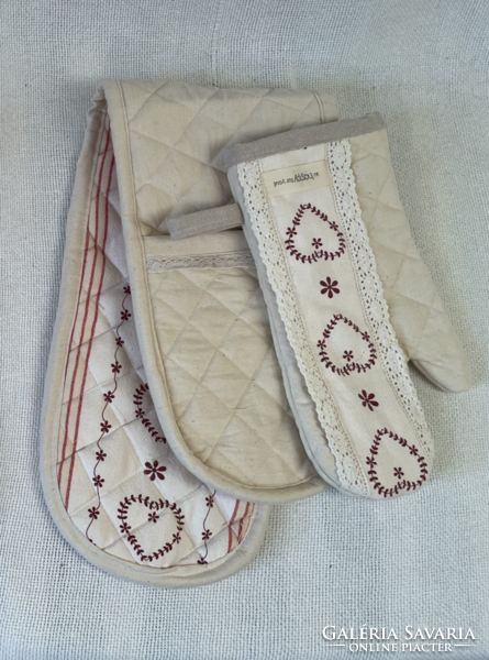 Rustic oven mitts and pot holder set