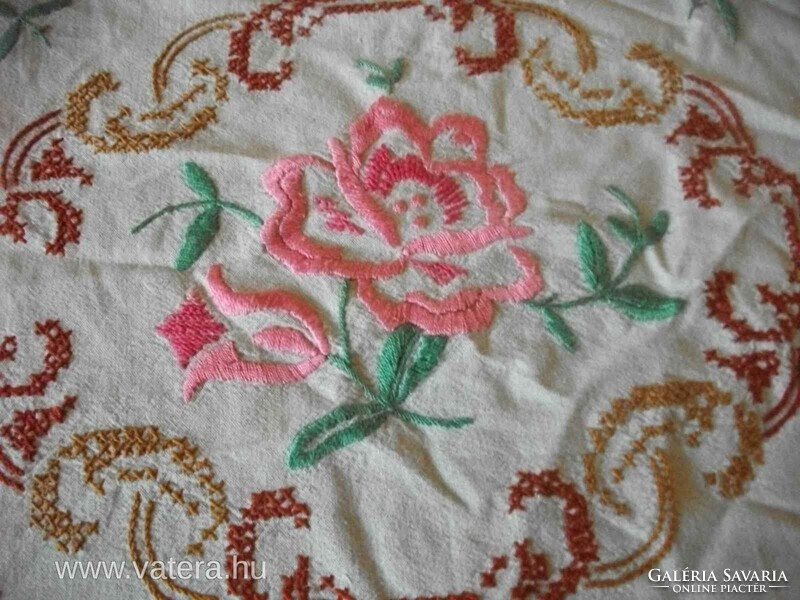 Aranyos hagyományőrző népi mintával többféle öltéssel hímzett vintage rózsás szőttes díszpárna huzat