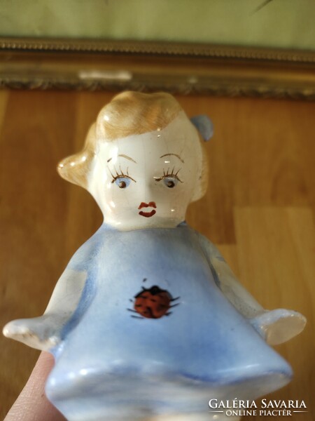 Bodrogkeresztúri katicás kislány kék ruhában