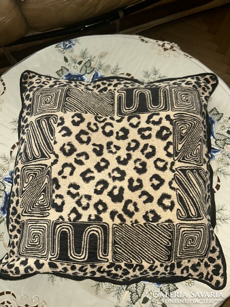 Decorative pillow with leopard pattern, labyrinth motifs, 2 pcs