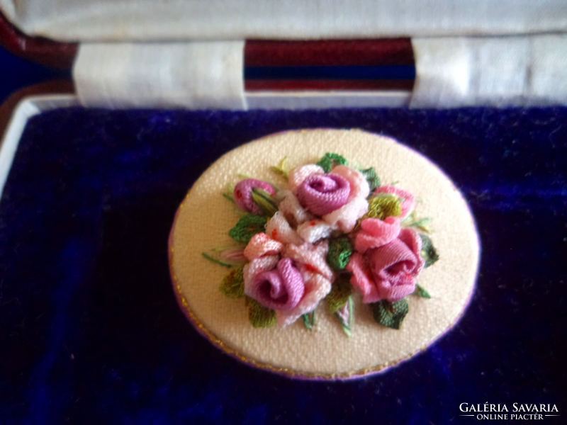Beautiful brooch with beautiful silk flowers! Also great as a gift!