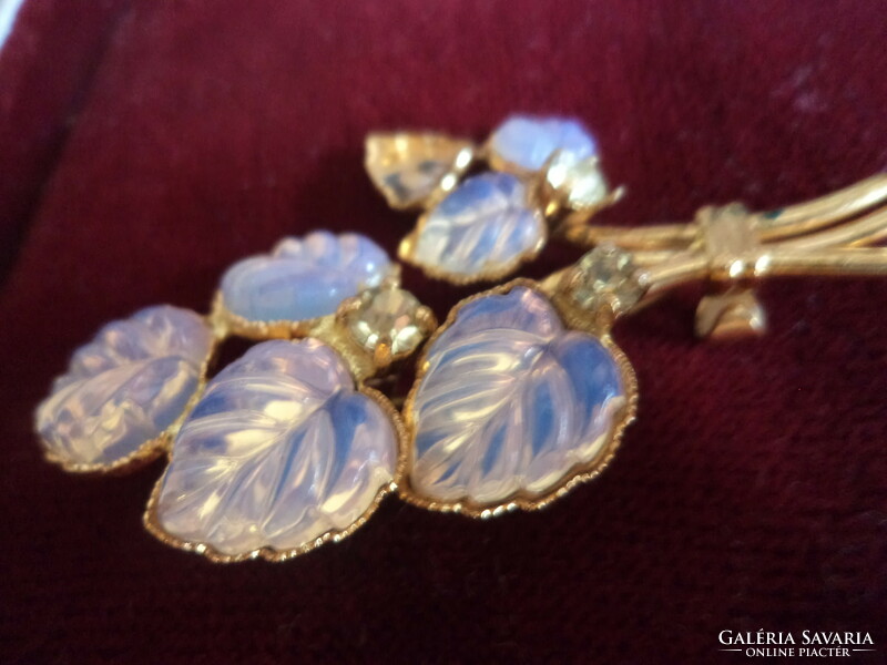 Beautiful brooch, beautiful glass paste? Richly gilded with stones! Also great as a gift!
