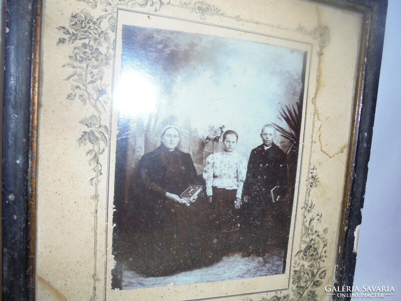 Antik család fotó keretben, üveg alatt