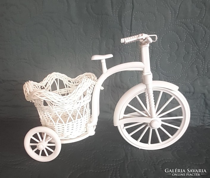 Fehér virágtartó tricikli