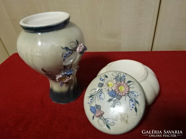 Német porcelán váza és bonbonier, kidomborodó virágmintával. Jókai.