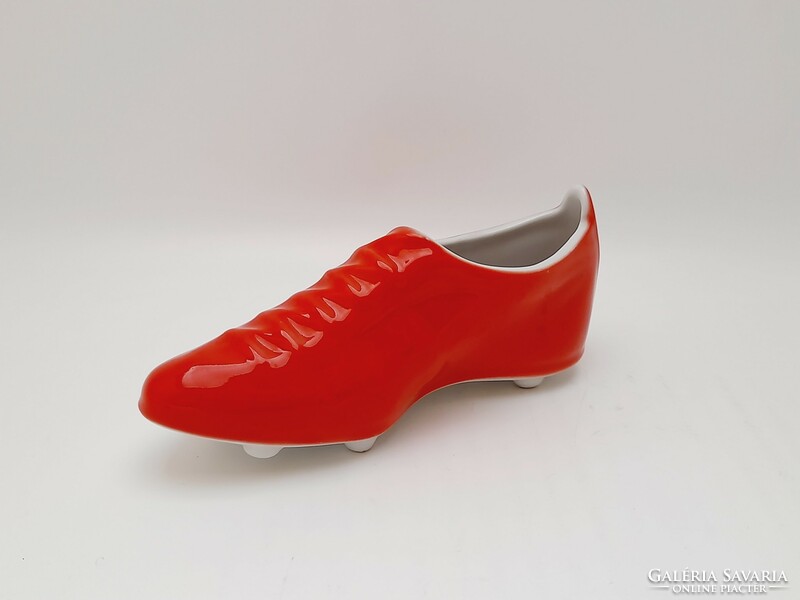 Hölóháza porcelain red cleat shoes