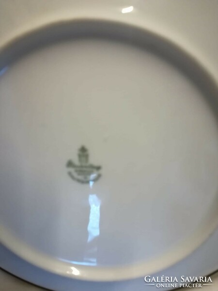 Porcelán dísztányér fém keretben és a párja keret nélkül