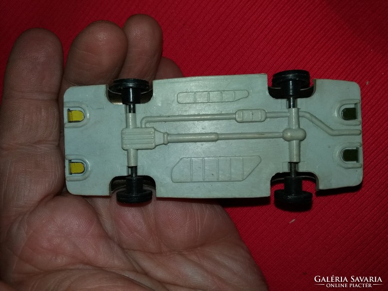Old metal sheet metal goods - plastic combo traffic goods car in good condition metal small car as shown in the pictures