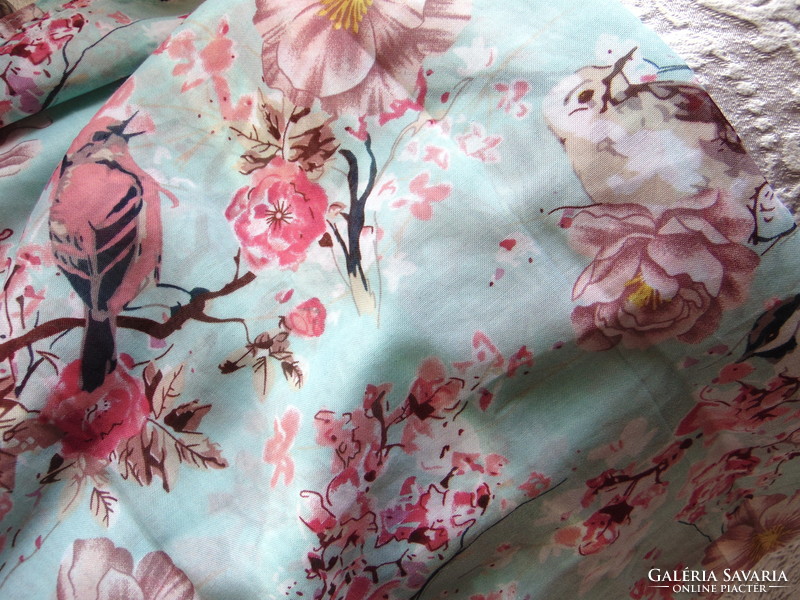 Dreamy scarf with birds and flowers