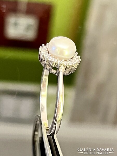 Káprázatos ezüst gyűrű, gyöngy és cirkónia díszítéssel
