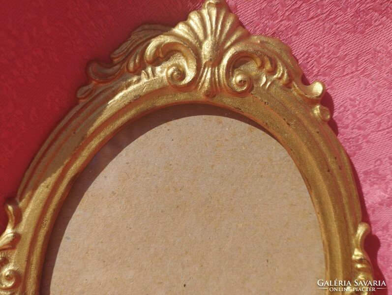 Oval wall picture frame