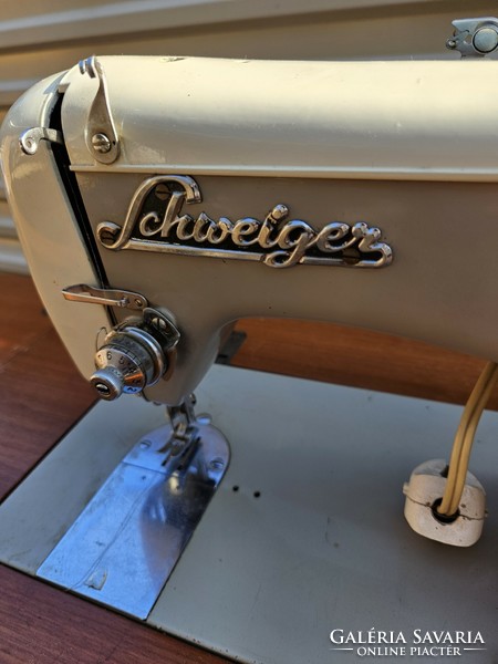 Brother Sewing Machine MGF., német, Schweiger varrógépasztal