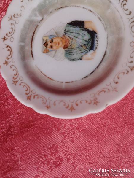 Antik, apró porcelán gyűrűstányér, női portréval közepén
