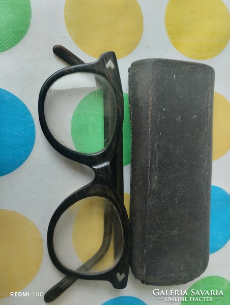 Kettő régi szemüveg