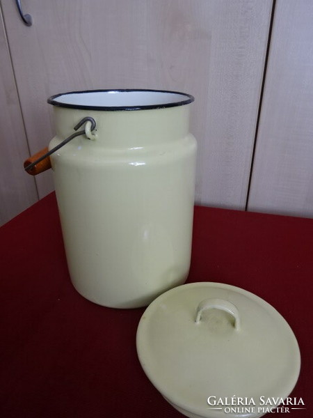 Enameled yellow milk jug, 3 liters. Jokai.