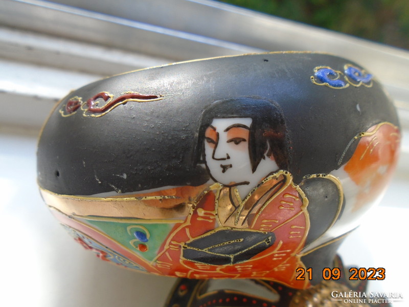 Hand-painted satsuma moriage incense dome with gold relief pattern, on squat legs, two portraits and