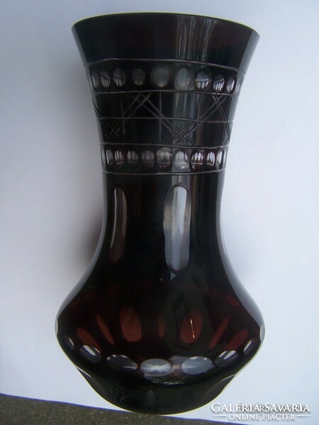 Váza- csiszolt réteges üveg. Mélybordó felső réteggel 17 cm, hibátlan, dekoratív darab. Klasszikus v