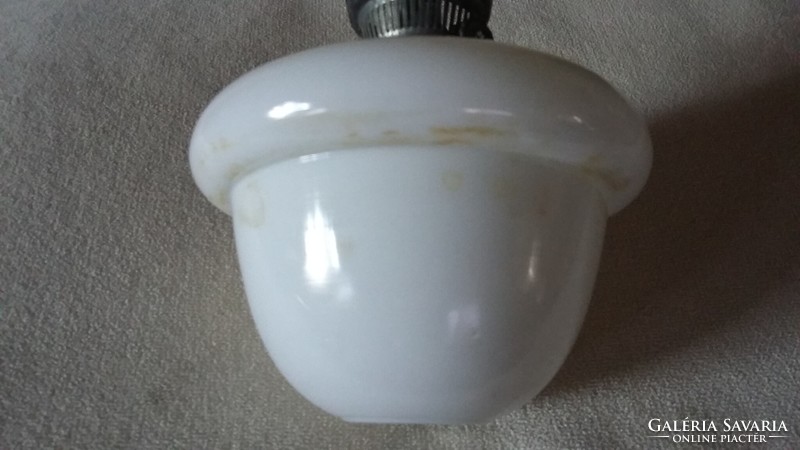 Régi öntött vas asztali petróleum lámpa tejüveg tartállyal